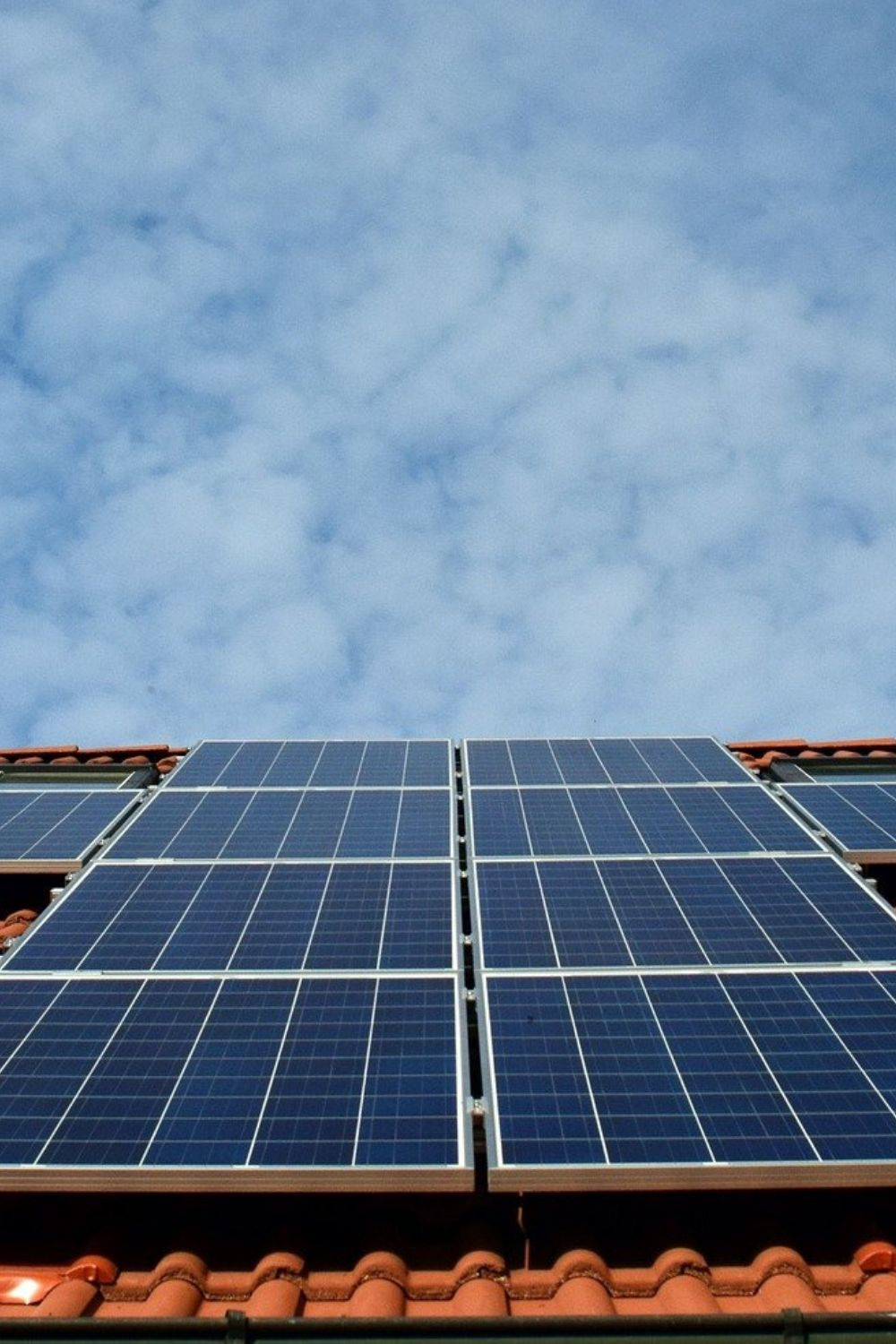 Painéis solares instalados em telhado residencial