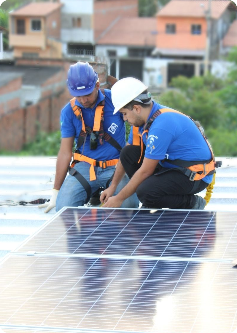 Técnicos instalando painéis solares em telhado