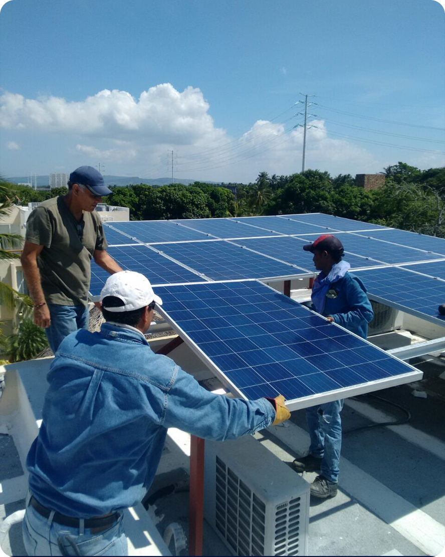 Equipe instalando sistema fotovoltaico em telhado